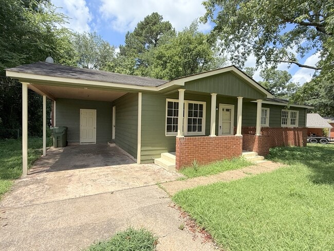 property at 3015 Shadow Lawn Dr NW