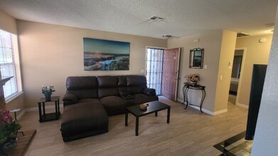 5576 W Rochelle Ave. in Las Vegas, NV - Building Photo - Building Photo