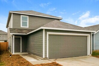 2215 Burnet Rose in Converse, TX - Building Photo - Building Photo