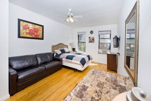 318 E 80th St in New York, NY - Building Photo