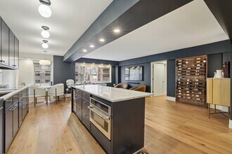 100 W 57th St in New York, NY - Building Photo - Building Photo