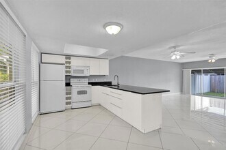 704 NE 23rd Ave in Pompano Beach, FL - Foto de edificio - Building Photo