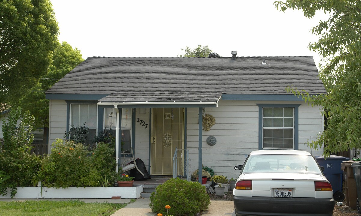 2727 Lincoln Ln in Antioch, CA - Foto de edificio