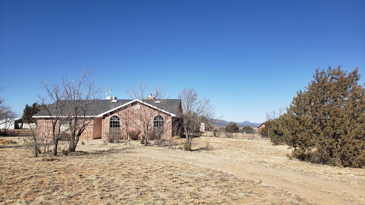 33 Mustang Rd in Edgewood, NM - Building Photo