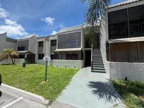 7911 SW 104th St in Miami, FL - Building Photo - Building Photo
