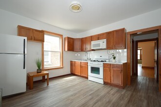 5353 W Newport Ave, Unit 2nd floor in Chicago, IL - Building Photo - Building Photo