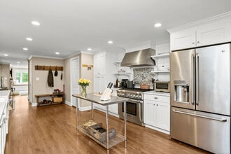 110 Weaver St in Greenwich, CT - Building Photo - Building Photo