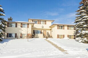 31 Huntington Park Pl NW in Calgary, AB - Building Photo