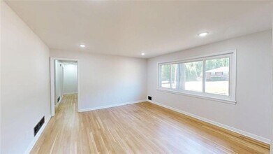 8 Larose Dr SW in Marietta, GA - Foto de edificio - Building Photo