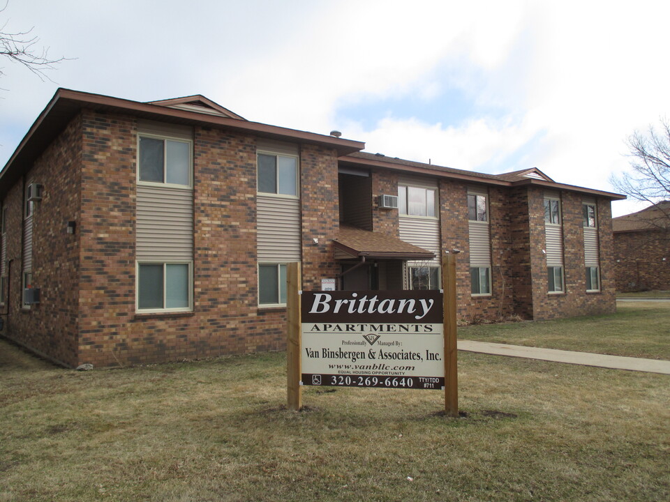 Brittany Apartments in Worthington, MN - Building Photo