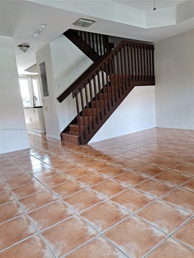 632 SW 107th Ave, Unit #606 2 STORIES CONDO in Pembroke Pines, FL - Foto de edificio - Building Photo