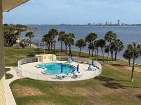 3131 S Ridgewood Ave, Unit River Club in South Daytona, FL - Building Photo