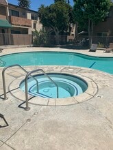 17900 Sherman Way, Unit 320 in Reseda, CA - Foto de edificio - Building Photo