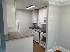 1706 W Abingdon Dr, Unit 102 in Alexandria, VA - Building Photo - Building Photo