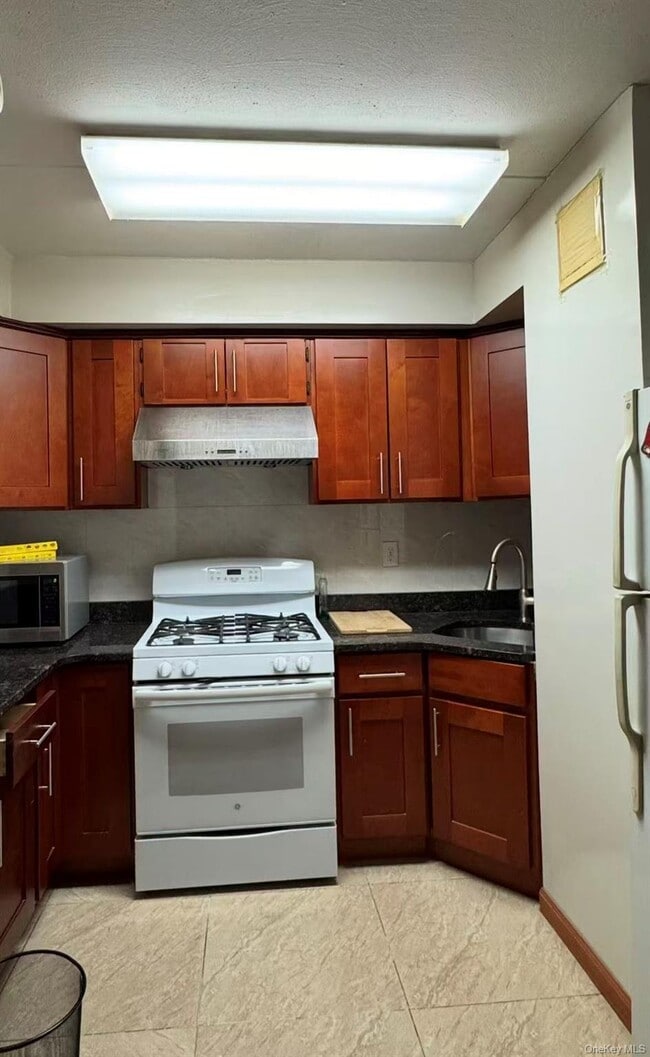 36-41-41 Union St in Queens, NY - Building Photo - Building Photo