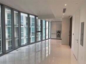 300 Biscayne Boulevard Way, Unit 1006E in Miami, FL - Building Photo - Building Photo