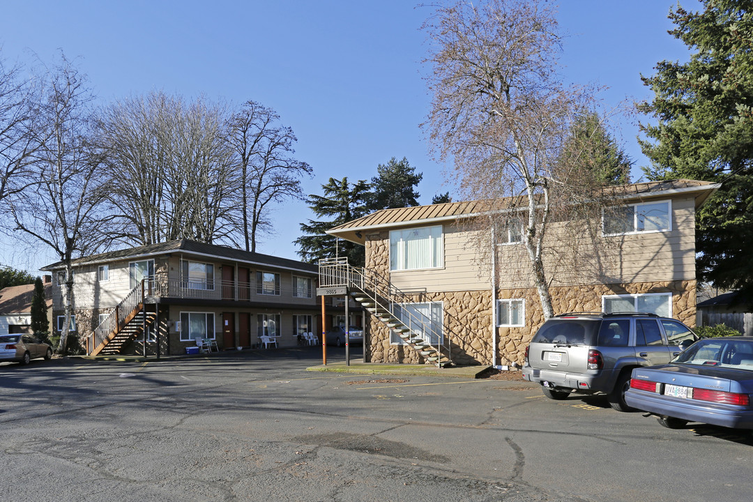 Stone Manor Apartments in Salem, OR - Building Photo