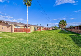 Laguna Shores Apartments in Corpus Christi, TX - Foto de edificio - Building Photo