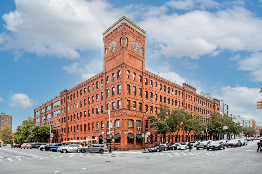 The Crescendo in Bronx, NY - Building Photo