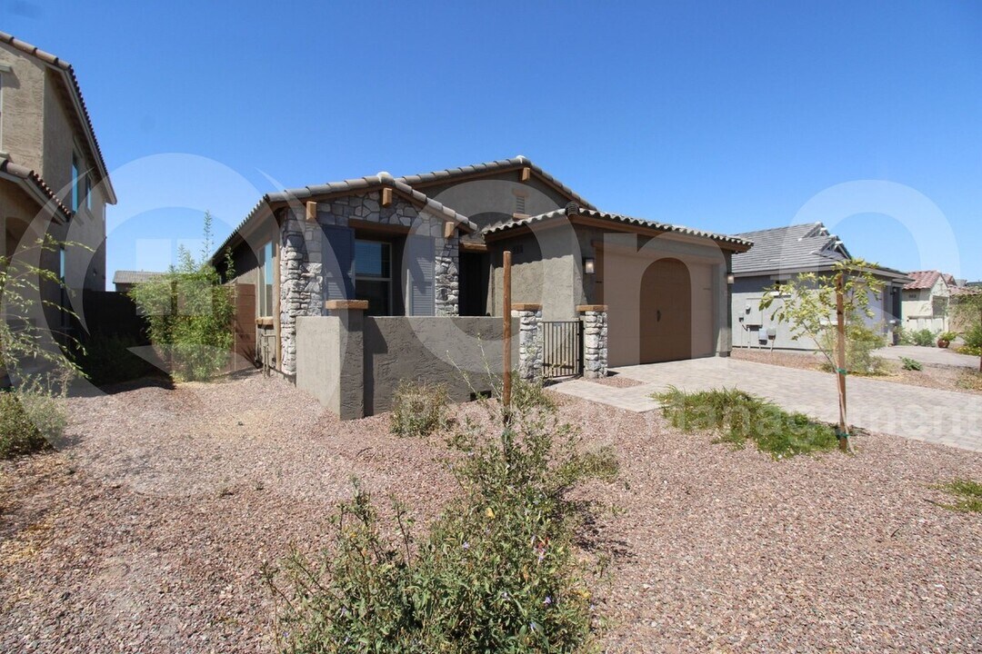 18030 W Jones Ave in Goodyear, AZ - Building Photo