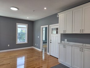 339 Cambridge St, Unit 2 in Cambridge, MA - Building Photo - Building Photo