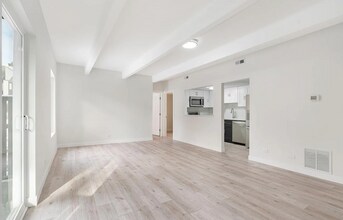 9725 E Harvard Ave, Unit 330 in Denver, CO - Foto de edificio - Building Photo