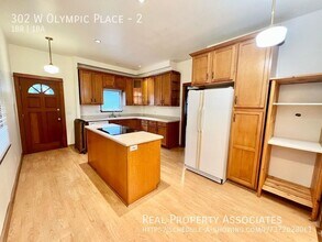 302 W Olympic Pl in Seattle, WA - Building Photo - Building Photo