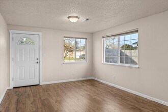 106 N Buchanan Ave in Eagle Point, OR - Building Photo - Building Photo