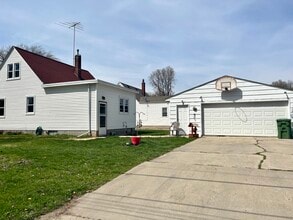 902 Adrian St in Waterloo, IA - Building Photo - Building Photo