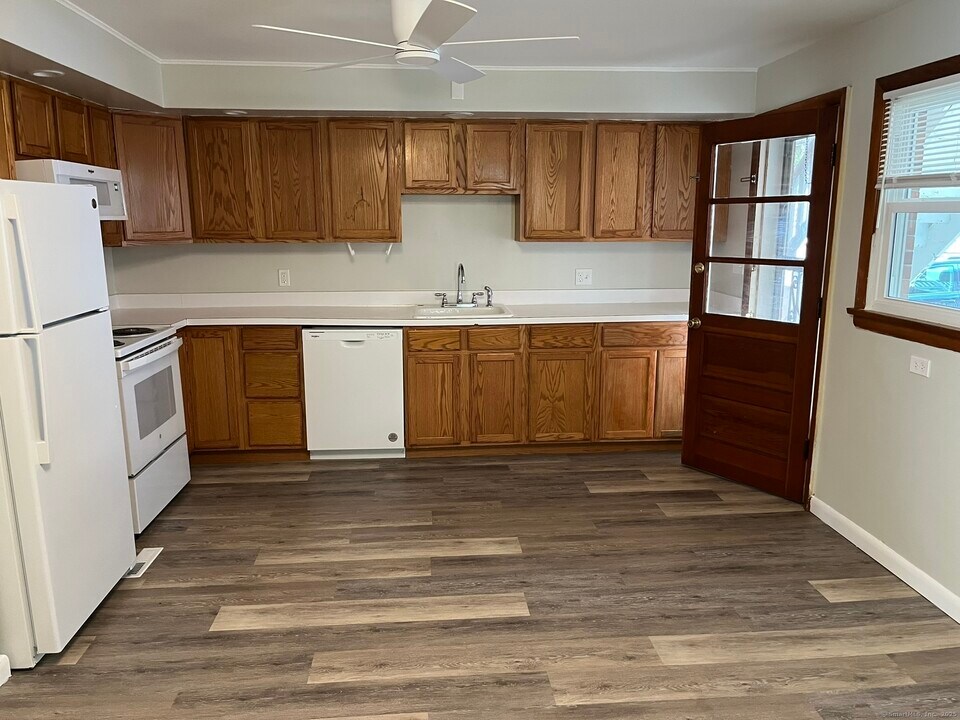 39 Roberts St in Seymour, CT - Building Photo