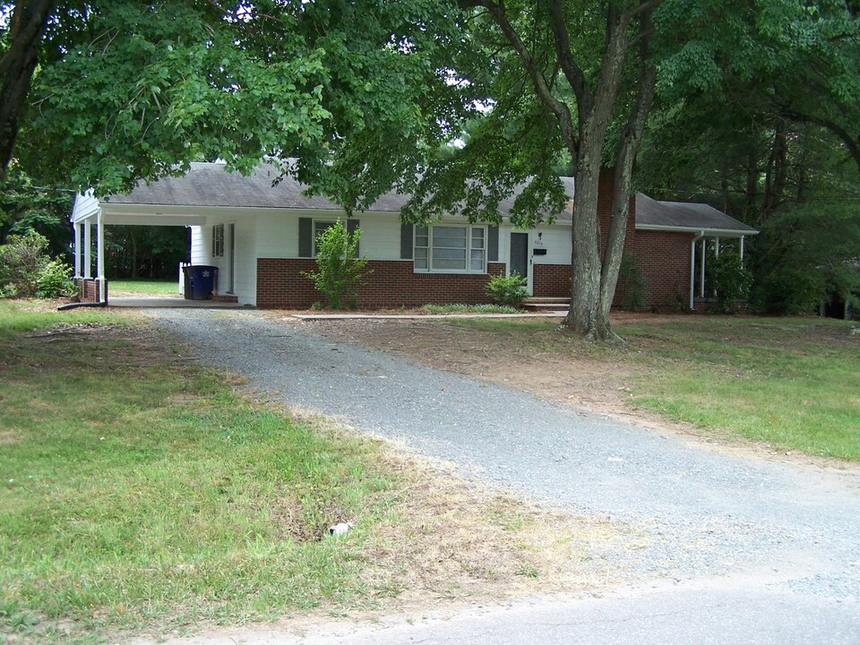 3818 Cavalier Dr NW in Winston-Salem, NC - Foto de edificio