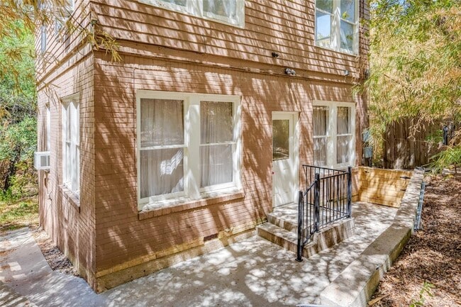 property at 2810 Pearl St