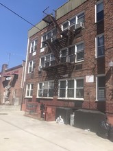 8822 172nd St in Jamaica, NY - Foto de edificio - Building Photo