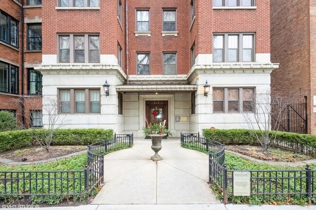 647 W Sheridan Rd in Chicago, IL - Foto de edificio - Building Photo