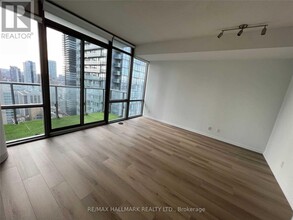 832-2832 Bay St. in Toronto, ON - Building Photo - Building Photo