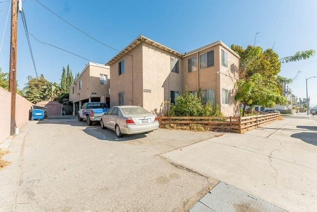 11231 Oxnard St in Los Angeles, CA - Foto de edificio - Building Photo