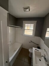 672 N Fred Shuttlesworth Cir in Cincinnati, OH - Building Photo - Building Photo