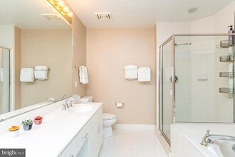 100 Harborview Dr, Unit 414 in Baltimore, MD - Building Photo - Building Photo