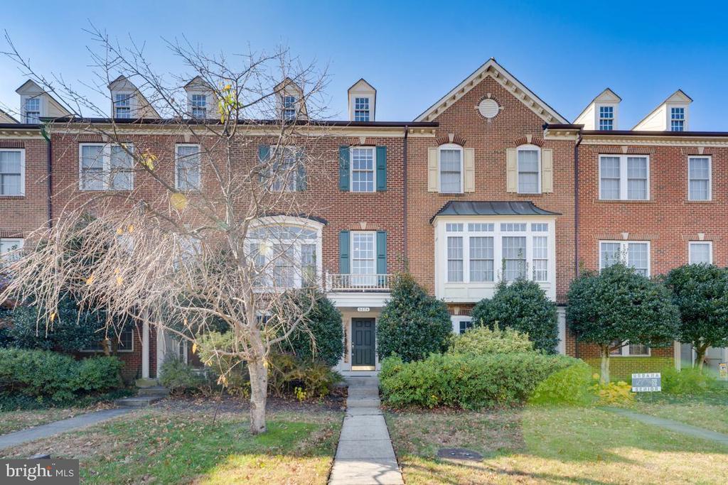 3874 Carriage Hill Dr in Frederick, MD - Building Photo