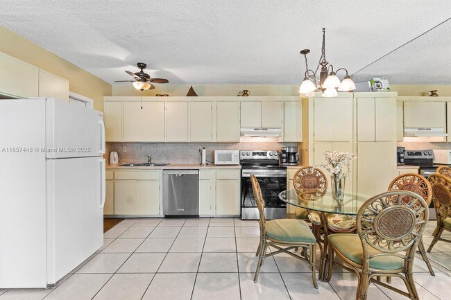 221 SE 9th Ave in Pompano Beach, FL - Building Photo - Building Photo