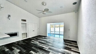 546 SE 5th Ave in Cape Coral, FL - Building Photo
