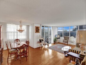 18051 Biscayne Blvd in Aventura, FL - Foto de edificio - Building Photo