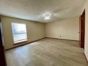 100 Village Oaks Dr in Midwest City, OK - Building Photo - Building Photo