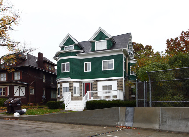 85 S Oakland St in Sharon, PA - Foto de edificio - Building Photo