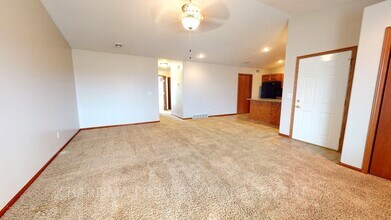 304 Harvest Trl in Harrisburg, SD - Foto de edificio - Building Photo