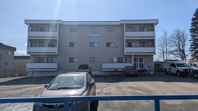 Quintette Apartments