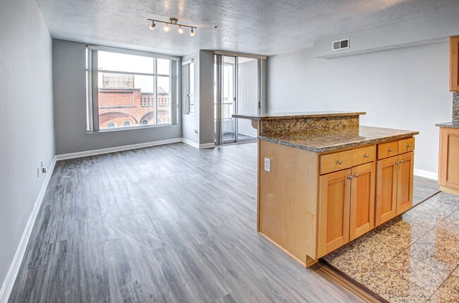 2222 Detroit Ave, Unit 718 in Cleveland, OH - Building Photo - Building Photo