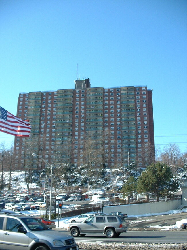 Westchester Towers in Yonkers, NY - Foto de edificio - Building Photo