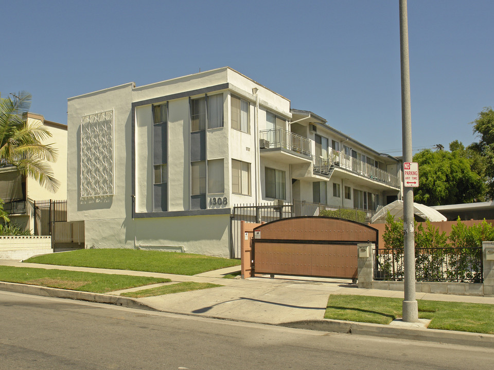 1308 N Poinsettia Pl in Los Angeles, CA - Building Photo