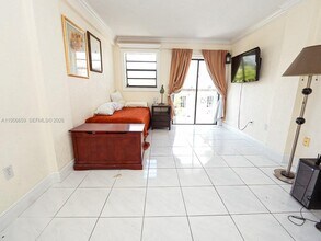 130 S Shore Dr in Miami Beach, FL - Foto de edificio - Building Photo